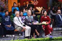 Phu nhân Ngô Phương Ly và ngài Charles Henry Gordon-Lennox, Công tước xứ Richmond cùng Phu nhân thưởng trà và xem các tiết mục đặc sắc tại sân trước Bảo tàng Mỹ thuật Việt Nam. (Ảnh: Minh Đức/TTXVN)