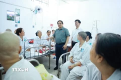 Thủ tướng Phạm Minh Chính thăm, tặng quà động viên bệnh nhân đang điều trị tại Bệnh viện Ung bướu thành phố Cần Thơ. (Ảnh: Dương Giang/TTXVN)
