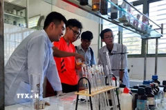 Học sinh tham quan, trải nghiệm tại phòng nghiên cứu trường Đại học Sư phạm kỹ thuật (Đại học Đà Nẵng). (Ảnh: TTXVN phát)_