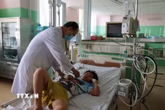 Bác sỹ Khoa Nhi, Bệnh viện Đa khoa Bà Rịa, thăm khám cho bệnh nhân. (Ảnh: Hoàng Nhị/TTXVN)