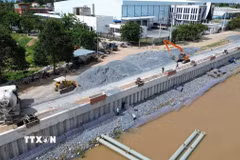 Chủ đầu tư đôn đốc các nhà thầu đẩy nhanh tiến độ, đảm bảo chất lượng công trình Kè chống xói lở bờ sông Tiền, xã Thường Phước, tỉnh Đồng Tháp. (Ảnh: Công Trí/TTXVN)