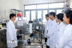 Phó Giáo sư-Tiến sỹ Nguyễn Minh Tân - nhà khoa học nữ nhận Giải thưởng Kovalevskaia năm 2024 - hướng dẫn sinh viên về hệ thống xử lý nước thải bằng công nghệ màng. (Ảnh: Phương Hoa/TTXVN)