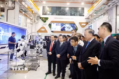 Tổng Bí thư, Chủ tịch nước Tô Lâm thăm Nhà máy mẫu cho công nghệ sản xuất tiên tiến. (Ảnh: Thống Nhất/TTXVN)