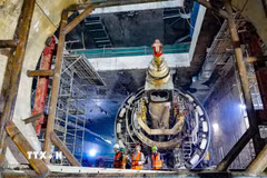 Robot TBM hoàn thành hành trình khoan hầm đoạn ngầm tuyến Metro Nhổn-Ga Hà Nội và đang được tháo dỡ tại ga S12. (Ảnh: Trung Nguyên/TTXVN)