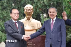 Tổng Bí thư Tô Lâm và ông Jo Yong Won, Ủy viên Thường vụ Bộ Chính trị, Bí thư Trung ương Đảng, Trưởng Ban Tổ chức Trung ương Đảng Lao động Triều Tiên, tại Tượng đài Chủ tịch Hồ Chí Minh. (Ảnh: Thống Nhất/TTXVN)