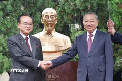 Tổng Bí thư Tô Lâm và ông Jo Yong Won, Ủy viên Thường vụ Bộ Chính trị, Bí thư Trung ương Đảng, Trưởng Ban Tổ chức Trung ương Đảng Lao động Triều Tiên, tại Tượng đài Chủ tịch Hồ Chí Minh. (Ảnh: Thống Nhất/TTXVN)