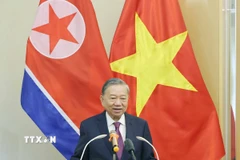 Tổng Bí thư Tô Lâm với cán bộ, nhân viên Đại sứ quán Việt Nam tại Triều Tiên. (Ảnh: Thống Nhất/TTXVN)