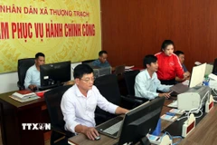 Cán bộ Trung tâm hành chính công xã Thượng Trạch (Quảng Trị) nỗ lực cố gắng để chuyển đổi số, xây dựng chính quyền điện tử. (Ảnh: Tá Chuyên/TTXVN)