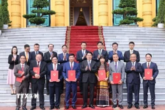Chủ tịch nước Lương Cường với đại biểu và các cán bộ được phong hàm Đại sứ và bổ nhiệm Đại sứ Việt Nam ở nước ngoài. (Ảnh: Lâm Khánh/TTXVN)