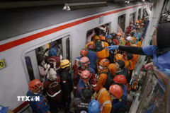 Lực lượng cứu hộ làm nhiệm vụ tại hiện trường vụ tai nạn đường sắt ở Bekasi, Indonesia. (Ảnh: THX/TTXVN)