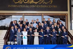 Các Bộ trưởng ASEAN và đại diện EU trước phiên khai mạc Hội nghị, tại Trung tâm Hội nghị quốc tế ở thủ đô Bandar Seri Begawan, Brunei. (Ảnh: Bùi Hoàn/TTXVN)