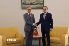 Ủy viên Bộ Chính trị, Bộ trưởng Ngoại giao Lê Hoài Trung tiếp xúc song phương với Phó Thủ tướng kiêm Bộ trưởng Ngoại giao Lào Thongsavan Phomvihane bên lề Hội nghị Bộ trưởng Ngoại giao ASEAN-EU lần thứ 25 (AEMM 25) tại Brunei. (Ảnh: Bùi Hoàn/TTXVN)