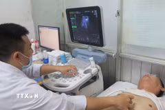 Khám sức khỏe miễn phí cho người dân tại Trạm Y tế phường Chợ Lớn. (Ảnh: Đinh Hằng/TTXVN)