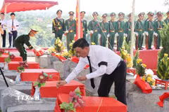 Thường trực Ban Bí thư Trần Cẩm Tú thắp hương lên phần mộ tại Nghĩa trang Liệt sỹ Nầm, xã Tứ Mỹ, tỉnh Hà Tĩnh. (Ảnh: Phương Hoa/TTXVN)