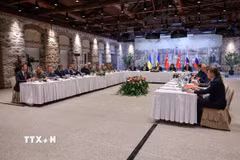 Toàn cảnh cuộc đàm phán giữa phái đoàn Nga và Ukraine tại Istanbul, Thổ Nhĩ Kỳ, ngày 16/5. (Ảnh: THX/TTXVN)