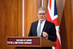 Thủ tướng Anh Keir Starmer phát biểu tại một cuộc họp báo ở thủ đô London. (Ảnh: THX/TTXVN)