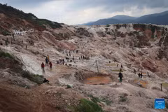 Công nhân khai thác mỏ đang làm việc tại Rubaya, một thị trấn khai thác mỏ ở phía Đông Cộng hòa Dân chủ Congo. (Nguồn: Xinhua)