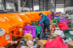 Nhân viên phân loại các đơn hàng tại trung tâm logistics ở Hà Bắc, Trung Quốc. (Ảnh: THX/TTXVN)