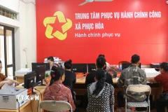Người dân làm thủ tục hành chính tại Trung tâm phục vụ hành chính công xã Phục Hòa, tỉnh Cao Bằng. (Ảnh: Chu Hiệu/TTXVN)