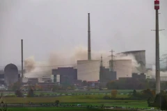 Hai tháp làm mát của nhà máy điện hạt nhân Gundremmingen đã ngừng hoạt động bị sập trong quá trình phá dỡ, tại Gundremmingen, Đức. (Nguồn: DPA)