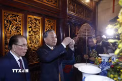Tổng Bí thư, Chủ tịch nước Tô Lâm dâng hương trong Thượng Cung tại Đền Thượng. (Ảnh: Thống Nhất/TTXVN)