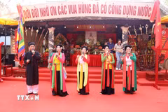 Trình diễn hát quan họ tại Di tích lịch sử quốc gia Đình Lạc Giao sau phần Nghi Lễ Giỗ Tổ Hùng Vương. (Ảnh: Hoài Thu/TTXVN)