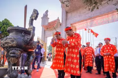 Lãnh đạo tỉnh Cà Mau dâng hương khai lễ. (Ảnh: Huỳnh Anh/TTXVN)