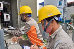 Công nhân Công ty Điện lực vận hành trạm biến áp 110kV cấp điện cho các phụ tải trên địa bàn. (Ảnh: TTXVN phát)