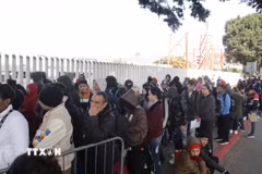 Người di cư tại trạm kiểm soát Chaparral ở Tijuana, Mexico. (Ảnh: THX/TTXVN)