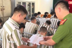 Phạm nhân được hướng dẫn các quy trình đặc xá tại Trại tạm giam số 1, Công an thành phố Hà Nội. (Ảnh: TTXVN phát)