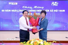 Trưởng Ban Nội chính Trung ương Phan Đình Trạc tặng hoa chúc mừng 80 năm Ngày truyền thống Thông tấn xã Việt Nam (15/9/1945-15/9/2025). (Ảnh: Phạm Kiên/TTXVN)