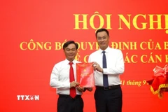Ông Lê Ngọc Quang, Bí thư Tỉnh ủy Quảng Trị, trao quyết định cho ông Nguyễn Chiến Thắng. (Ảnh: Thanh Thủy/TTXVN)