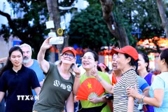 Toàn quyền Australia Sam Mostyn selfie, lưu lại hình ảnh với người dân Hà Nội thân thiện. (Ảnh: Tuấn Anh/TTXVN)