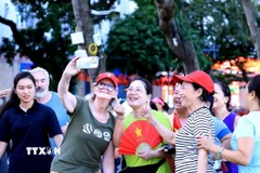 Toàn quyền Australia Sam Mostyn selfie, lưu lại hình ảnh với người dân Hà Nội thân thiện. (Ảnh: Tuấn Anh/TTXVN)