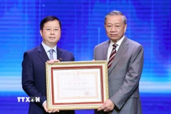 Tổng Bí thư Tô Lâm trao tặng Danh hiệu Huân chương Lao động hạng Nhất cho Đài Truyền hình Việt Nam. (Ảnh: Thống Nhất/TTXVN)