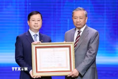 Tổng Bí thư Tô Lâm trao tặng Danh hiệu Huân chương Lao động hạng Nhất cho Đài Truyền hình Việt Nam. (Ảnh: Thống Nhất/TTXVN)