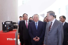 Tổng Bí thư Tô Lâm và các đại biểu xem trưng bày tại buổi lễ. (Ảnh: Thống Nhất/TTXVN)