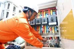 Công nhân Công ty Điện lực Quận Hoàn Kiếm kiểm tra máy biến áp. (Ảnh: Huy Hùng/TTXVN)