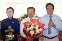Các đại biểu Hội đồng Nhân dân tỉnh Khánh Hòa chúc mừng ông Lê Huyền (giữa) được bầu giữ chức Phó Chủ tịch Ủy ban Nhân dân tỉnh nhiệm kỳ 2021-2026. (Ảnh: Công Thử/TTXVN)