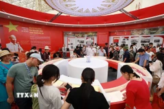 Không gian hàng trưng bày của Bộ Ngoại Giao thu hút đông đảo du khách tham quan. (Ảnh: Lê Đông/TTXVN)