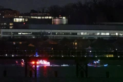 Các đơn vị ứng phó khẩn cấp tiến hành hoạt động tìm kiếm và cứu nạn trên sông Potomac gần Sân bay Ronald Reagan. (Ảnh: Getty Images)