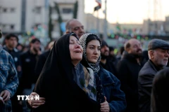 Người dân thương tiếc Lãnh tụ tối cao Iran Ali Khamenei tại Tehran, Iran. (Ảnh: THX/TTXVN)