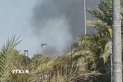 Khói bốc lên từ khu vực gần Đại sứ quán Mỹ ở Hawalli, Kuwait ngày 2/3. (Ảnh: THX/TTXVN)