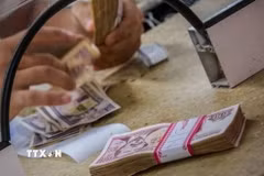 Thanh toán tiền tại quầy một thu ngân ở thủ đô La Habana. (Ảnh: TTXVN phát)