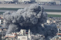 Khói bốc lên từ địa điểm ở Beirut, Liban sau cuộc tập kích của Israel. (Ảnh: THX/TTXVN)
