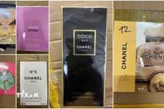 Các loại nước hoa giả bị phát hiện. (Ảnh: Cơ quan công an cung cấp)