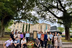 Cán bộ các cơ quan đại diện cùng Ban Liên lạc Cộng đồng, doanh nghiệp tại lễ dâng hoa trước tượng Bác trong khuôn viên Bảo tàng Văn minh châu Á. (Ảnh: Ngọc Khương/TTXVN)