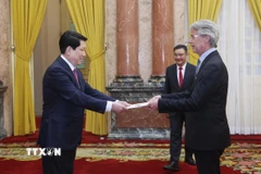 Chủ tịch nước Lương Cường nhận Quốc thư từ Đại sứ Dominica tại Việt Nam Jean-Francois Harvey. (Ảnh: Lâm Khánh/TTXVN)