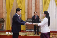Chủ tịch nước Lương Cường tiếp nhận Quốc thư từ Đại sứ Campuchia tại Việt Nam Touch Sopharath. (Ảnh: Lâm Khánh/TTXVN)