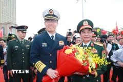 Đại tướng, Bộ trưởng Quốc phòng Phan Văn Giang đón Thượng tướng, Bộ trưởng Quốc phòng Trung Quốc Đổng Quân tại Cửa khẩu quốc tế Móng Cái. (Ảnh: Trọng Đức/TTXVN)